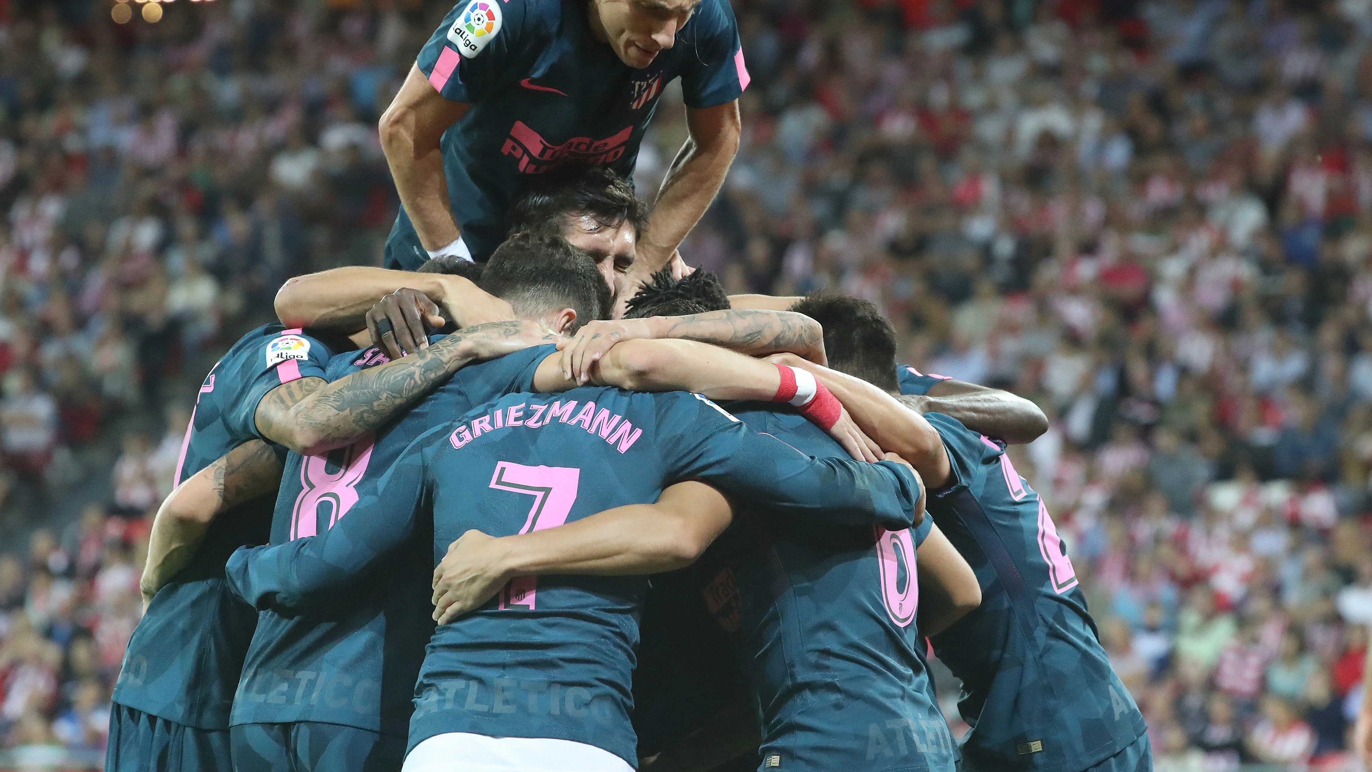 El Atlético de Madrid celebra en grupo un gol en San Mamés