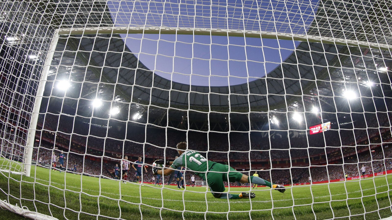 Jan Oblak detiene el penalti que le lanz&oacute; Aduriz durante el Athletic - Atl&eacute;tico de Madrid
