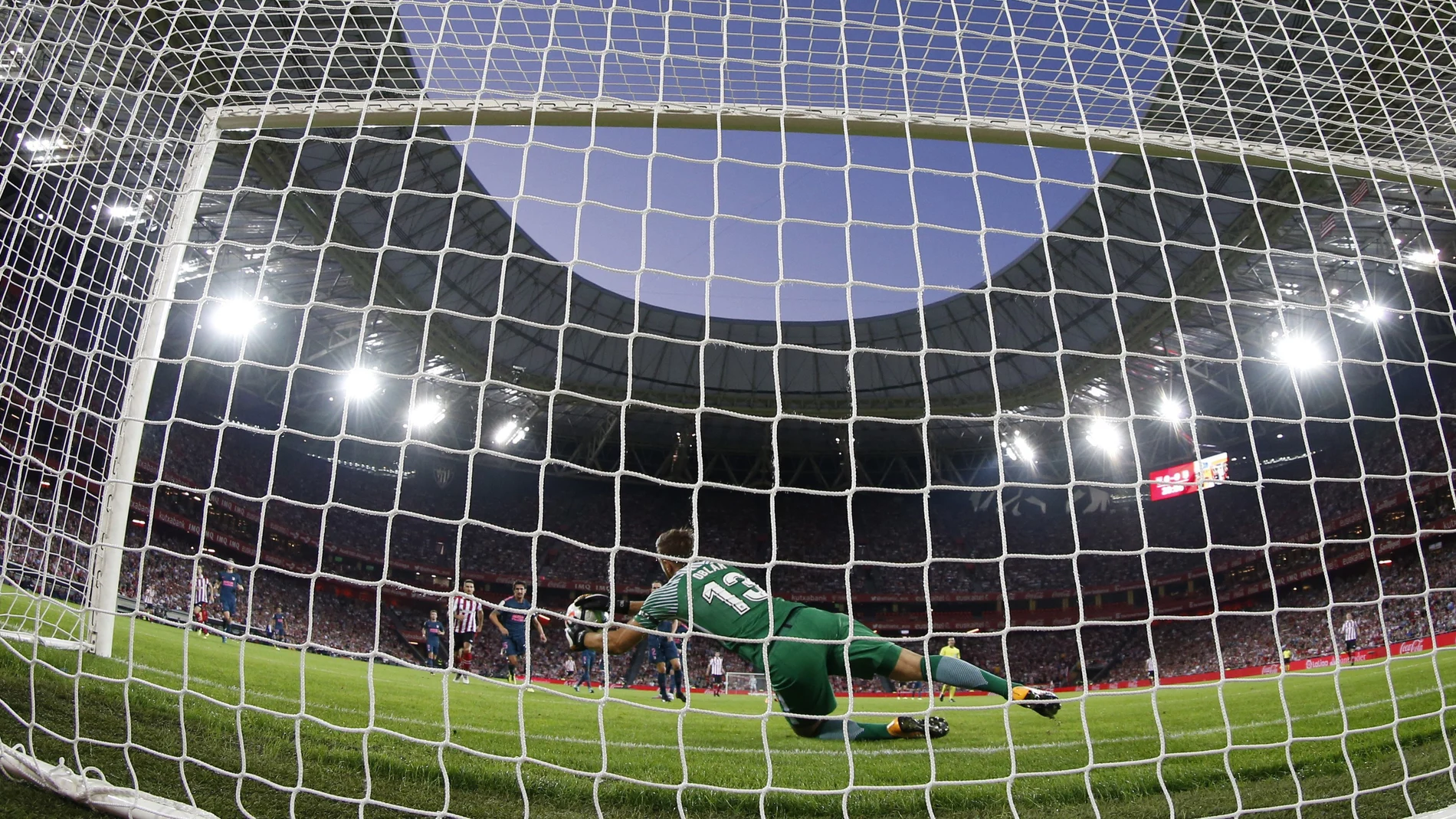 Jan Oblak detiene el penalti que le lanzó Aduriz durante el Athletic - Atlético de Madrid