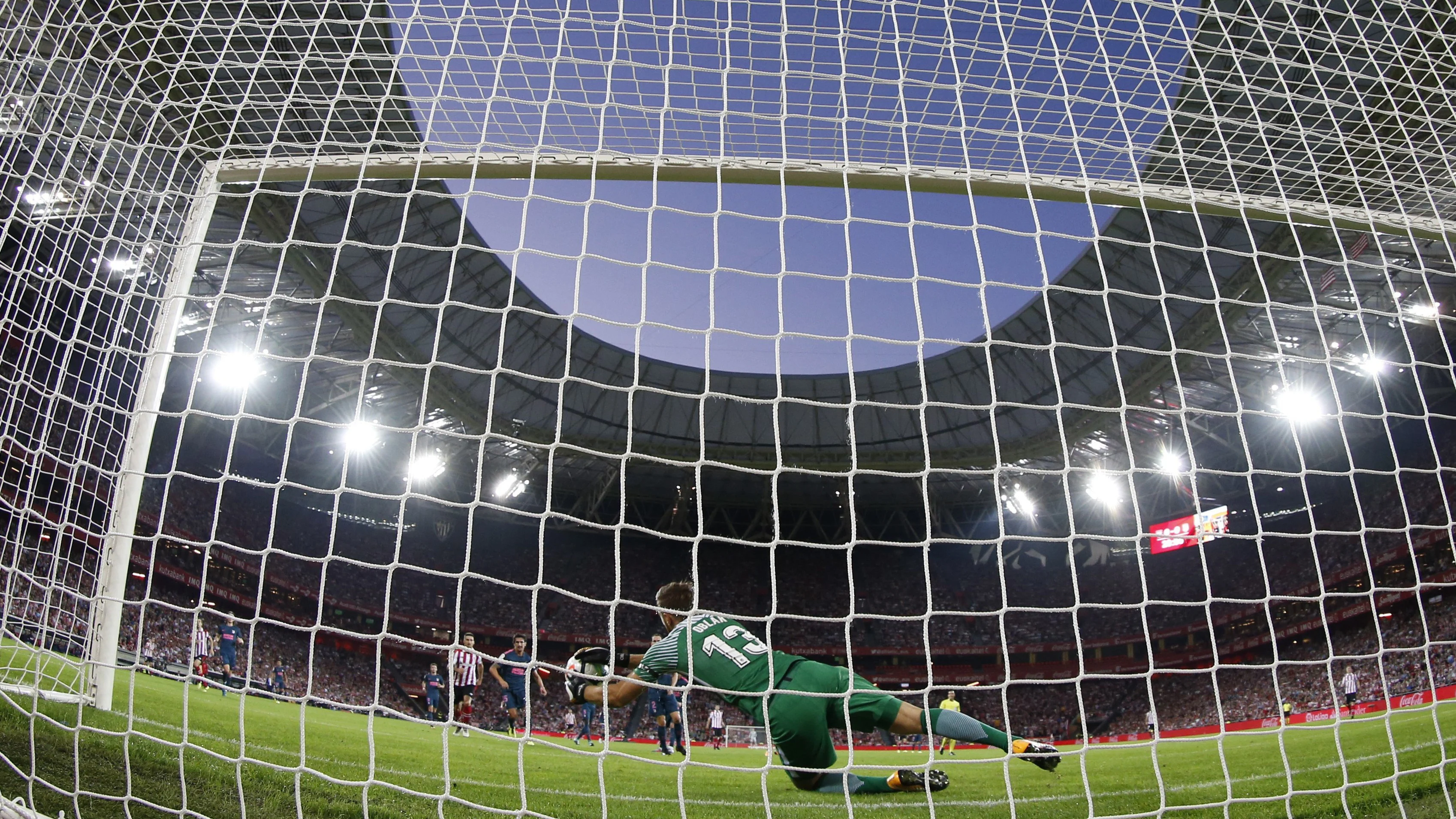 Jan Oblak detiene el penalti que le lanzó Aduriz durante el Athletic - Atlético de Madrid