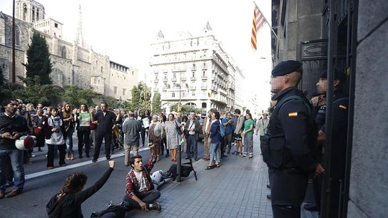 Guardias Civiles en la puerta de la consellería de Economía de la Generalitat Guardias Civiles en la puerta de la consellería de Economía de la Generalitat