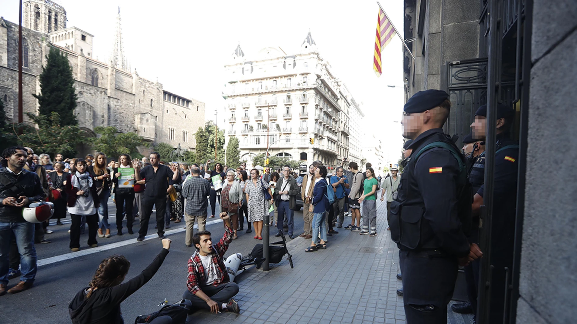Guardias Civiles en la puerta de la consellería de Economía de la Generalitat