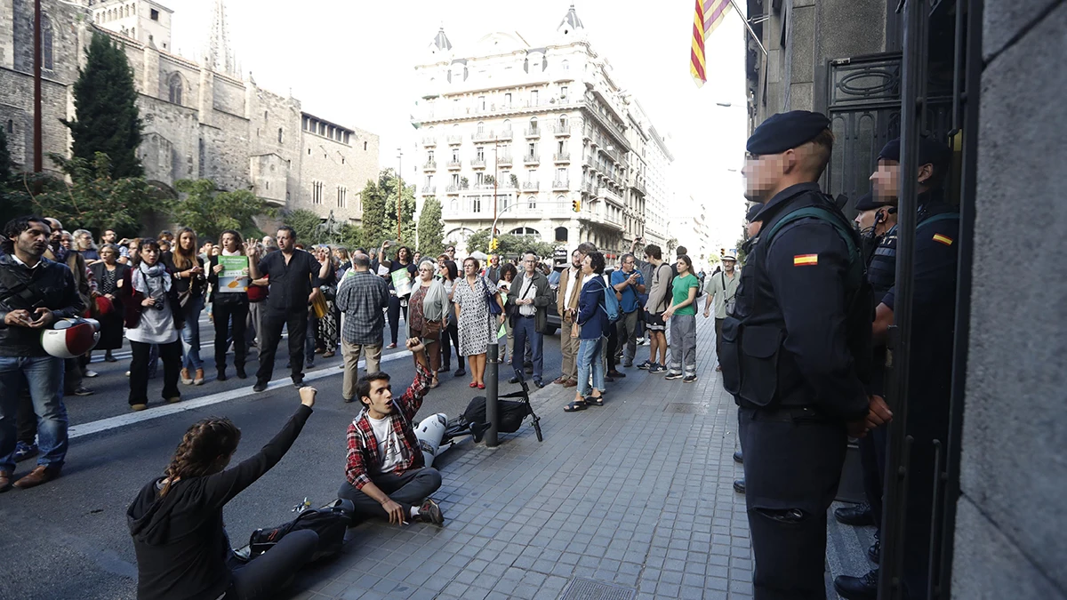 Guardias Civiles en la puerta de la consellería de Economía de la Generalitat