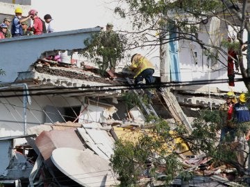 Cuerpos de rescate y voluntarios realizan labores de rescate en Ciudad de México Cuerpos de rescate y voluntarios realizan labores de rescate en Ciudad de México