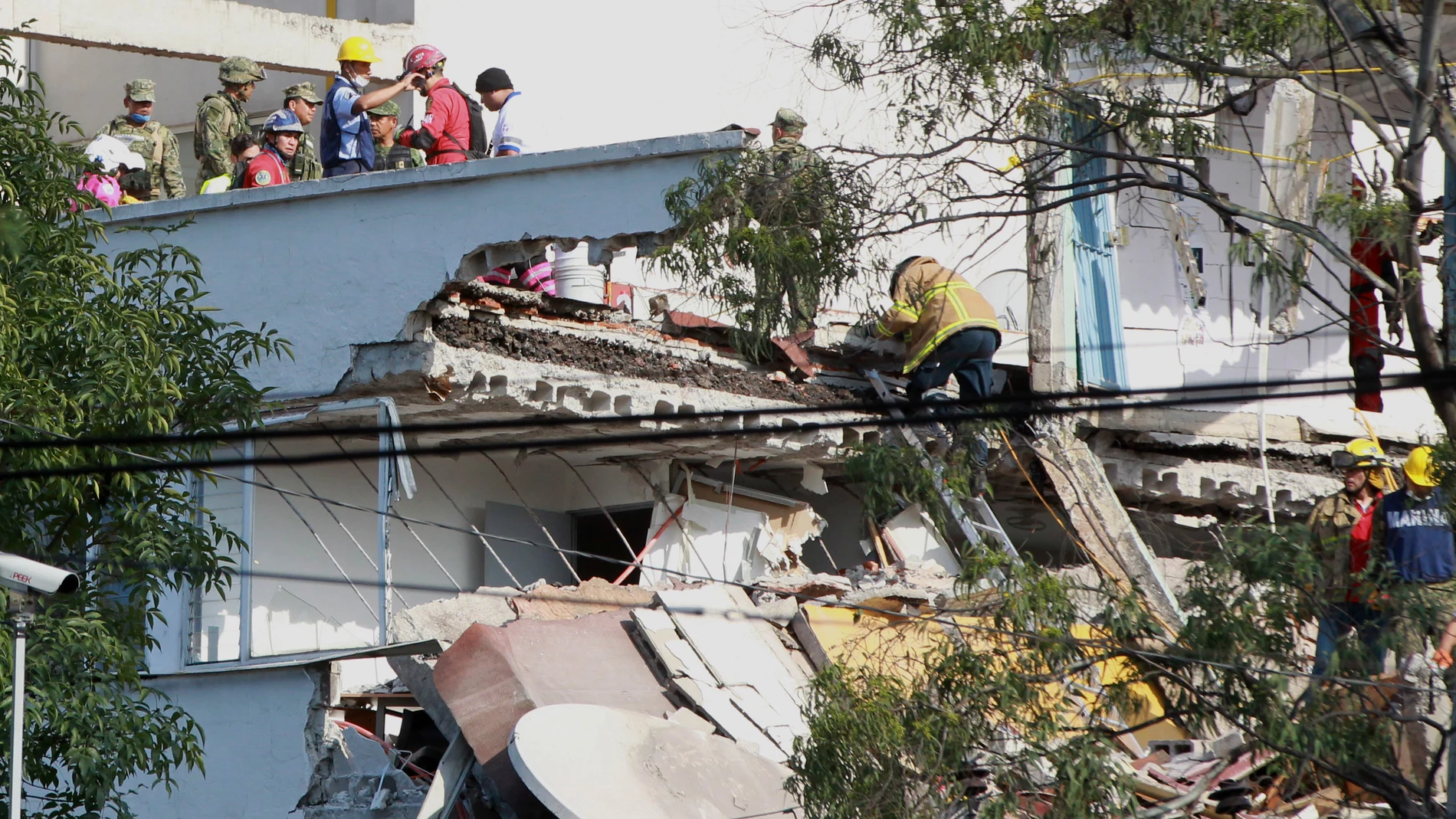 Cuerpos de rescate y voluntarios realizan labores de rescate en Ciudad de México