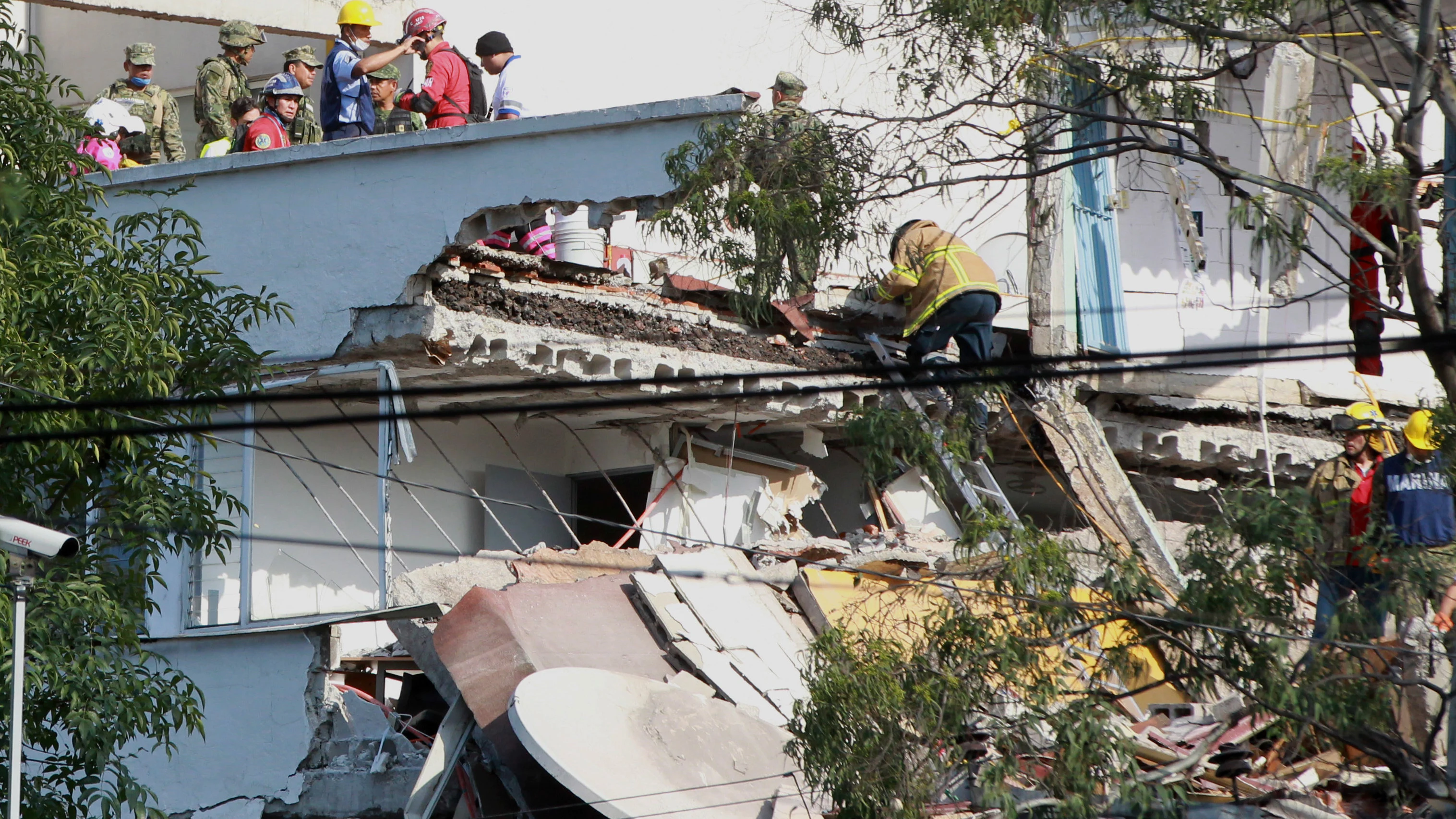 Cuerpos de rescate y voluntarios realizan labores de rescate en Ciudad de México