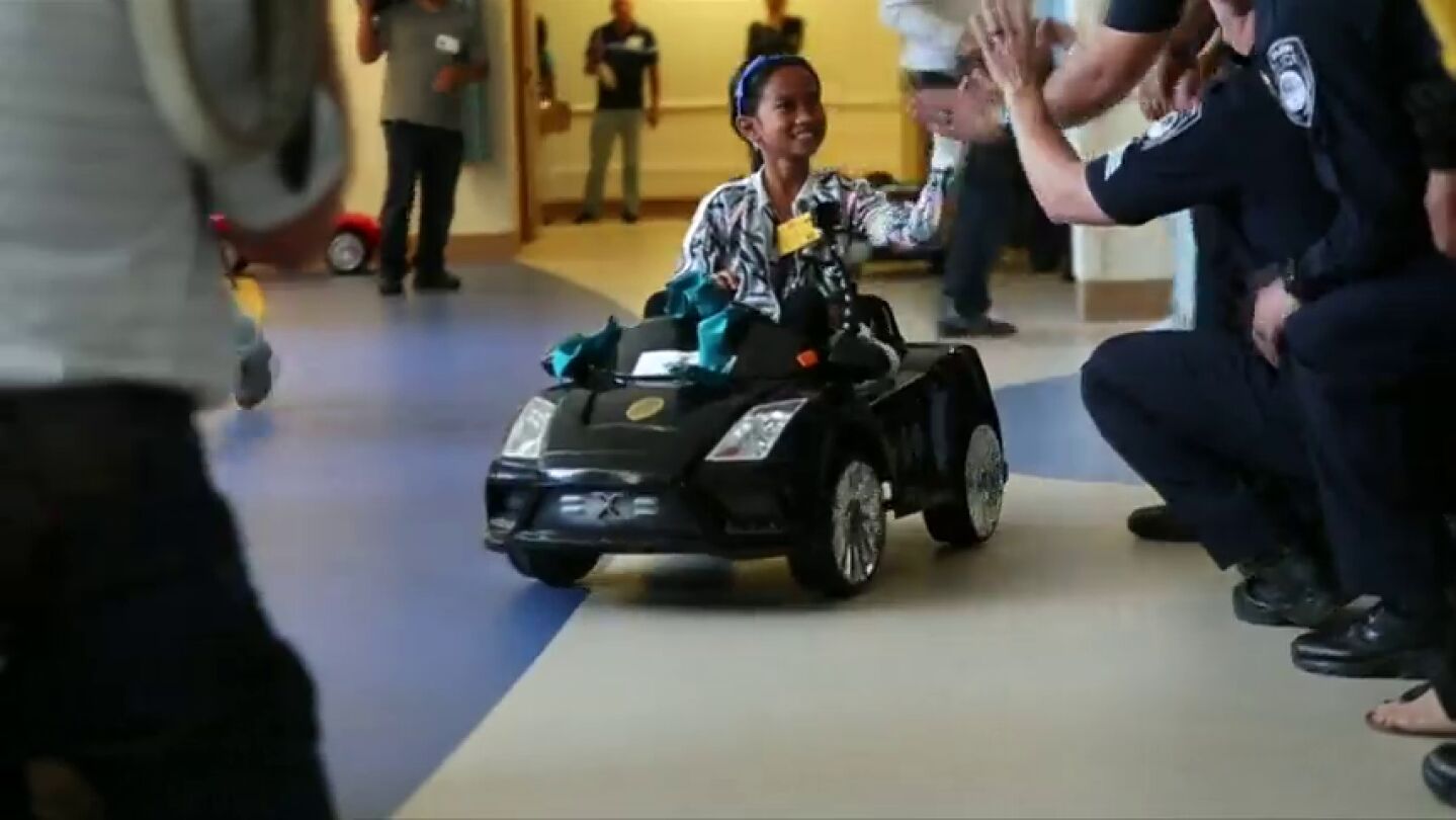 En BMW, Mercedes o en Lamborghini, asi entran los ni&ntilde;os a la sala de operaciones en el hospital de San Diego 