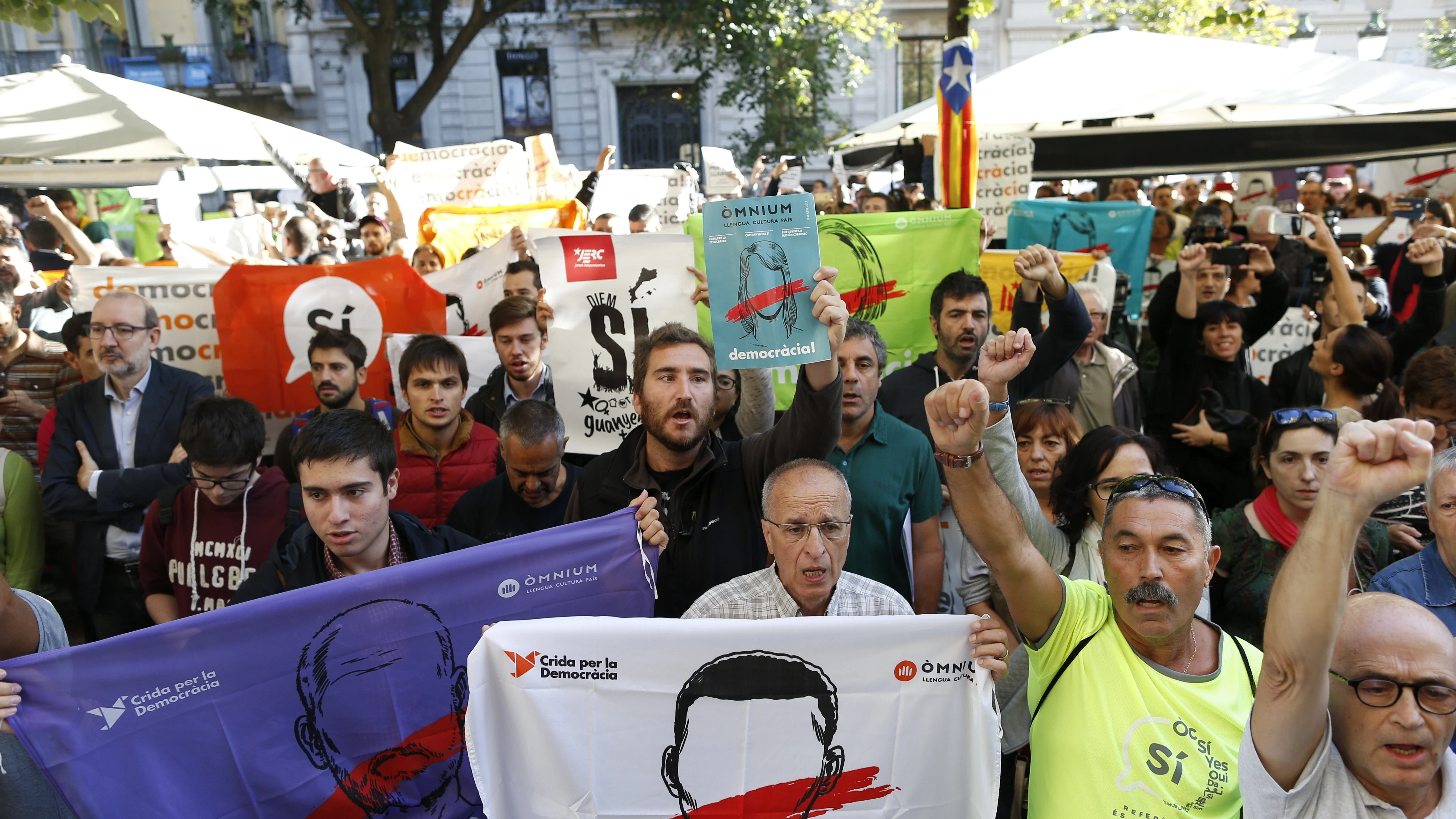 Concentración ante la sede de la consellería de Economía de la Generalitat