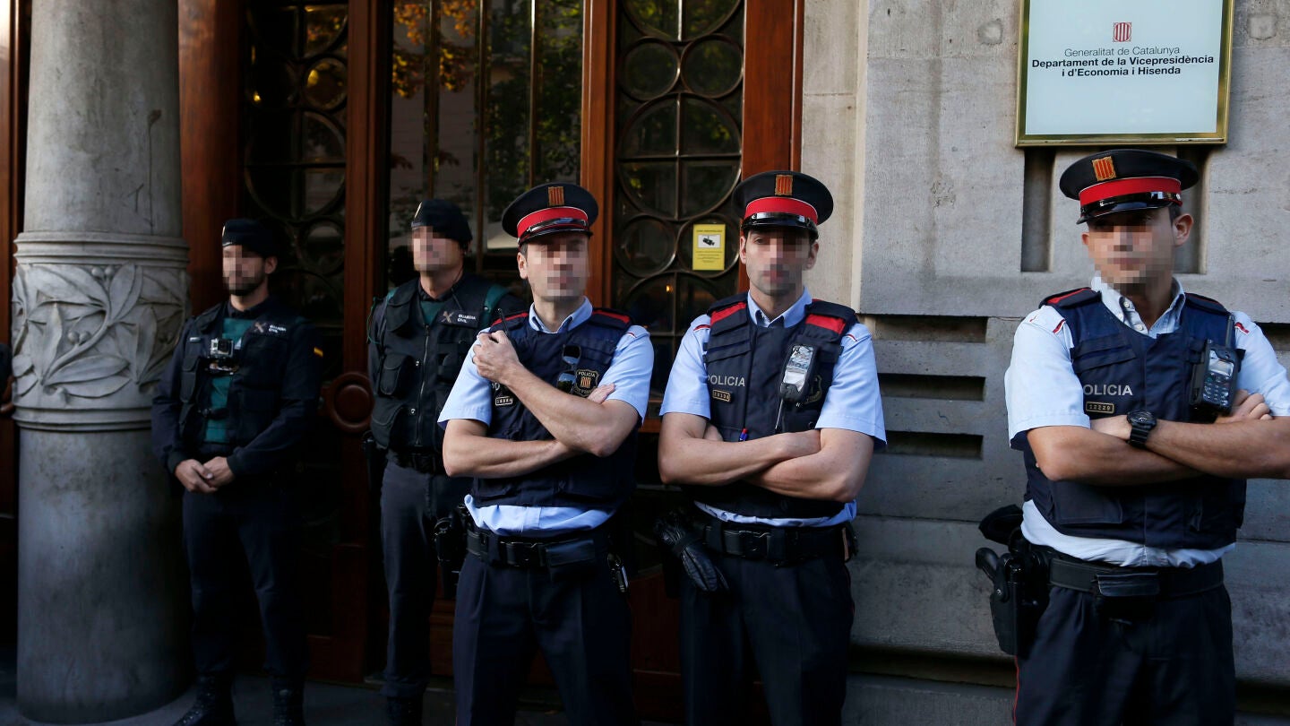 Polic&iacute;as y guardias civiles