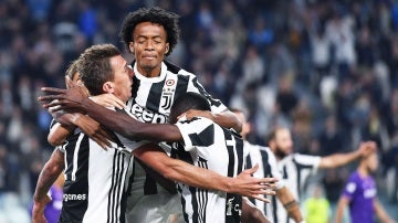 Mandzukic y Cuadrado celebran un gol de la Juventus