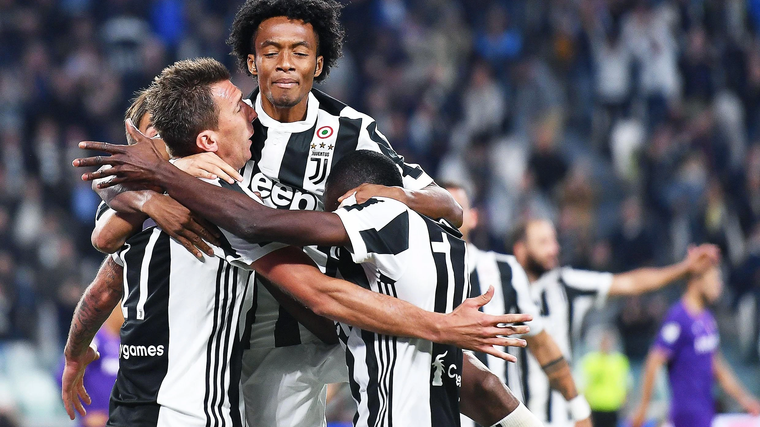 Mandzukic y Cuadrado celebran un gol de la Juventus