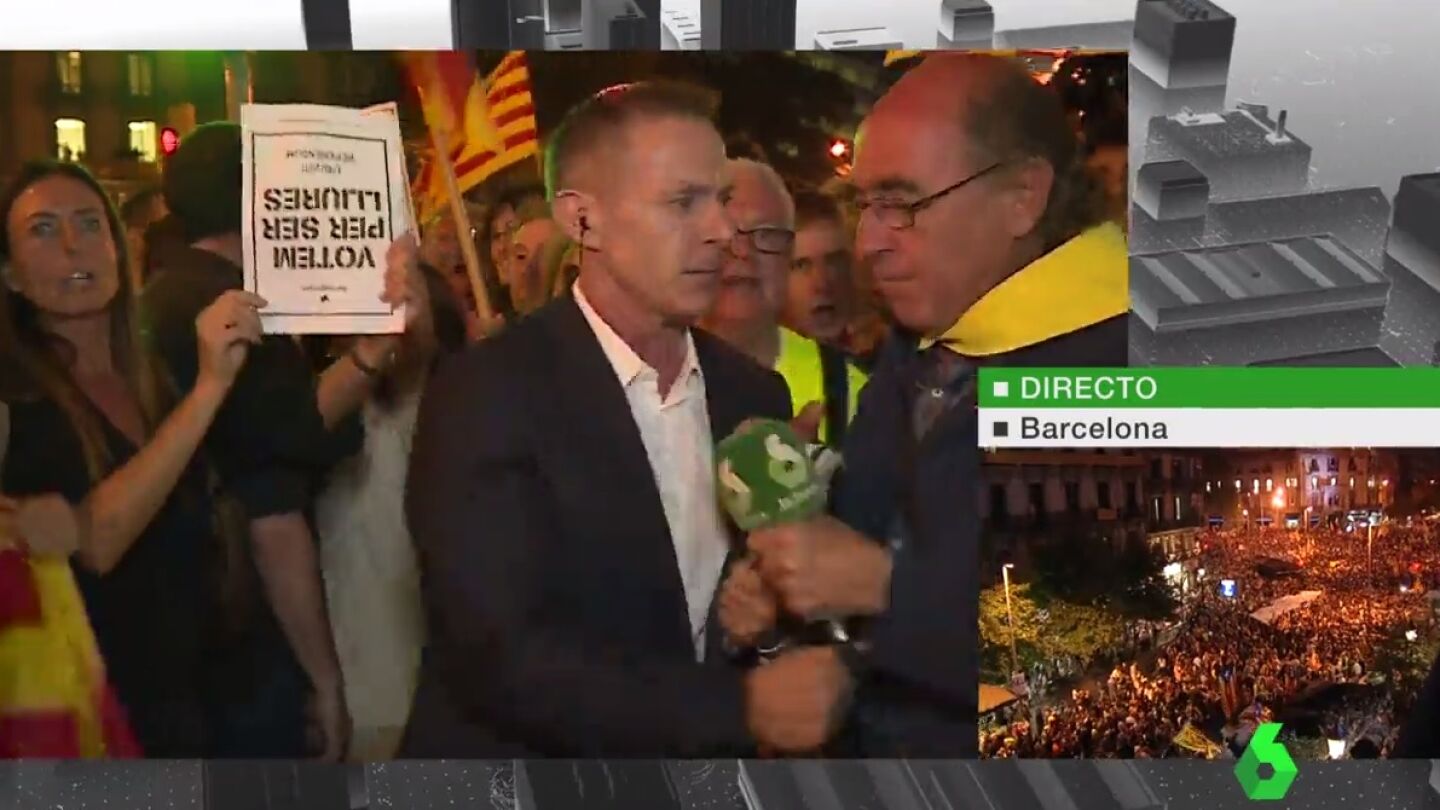 Un manifestante arranca el micr&oacute;fono a Hilario Pino