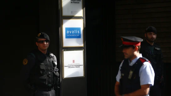 Agentes de la Guardia Civil y de los Mossos d'Esquadra en la puerta del Instituto Catalán de Finanzas Agentes de la Guardia Civil y de los Mossos d'Esquadra en la puerta del Instituto Catalán de Finanzas