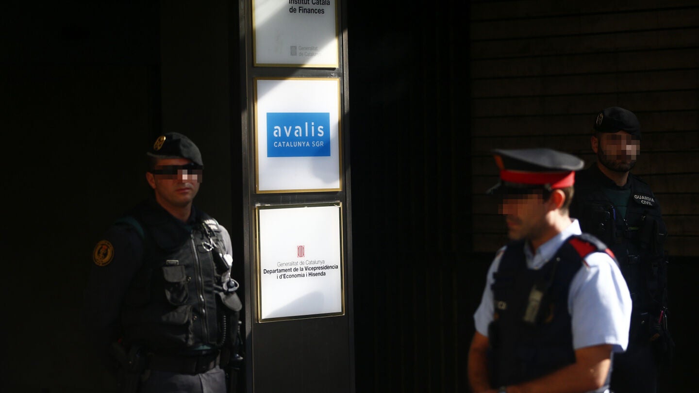 Agentes de la Guardia Civil y de los Mossos d'Esquadra en la puerta del Instituto Catal&aacute;n de Finanzas