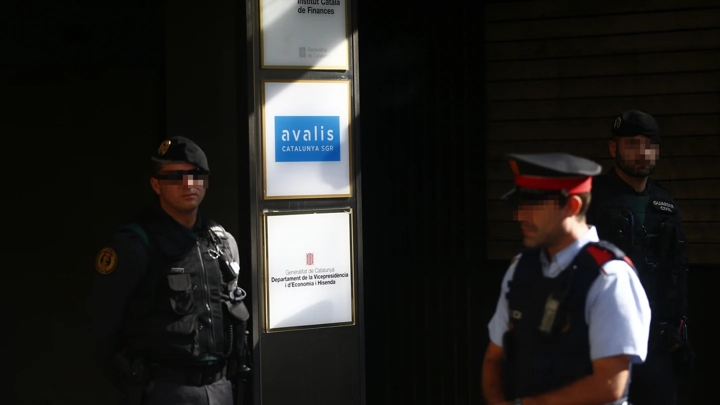 Agentes de la Guardia Civil y de los Mossos d'Esquadra en la puerta del Instituto Catalán de Finanzas Agentes de la Guardia Civil y de los Mossos d'Esquadra en la puerta del Instituto Catalán de Finanzas