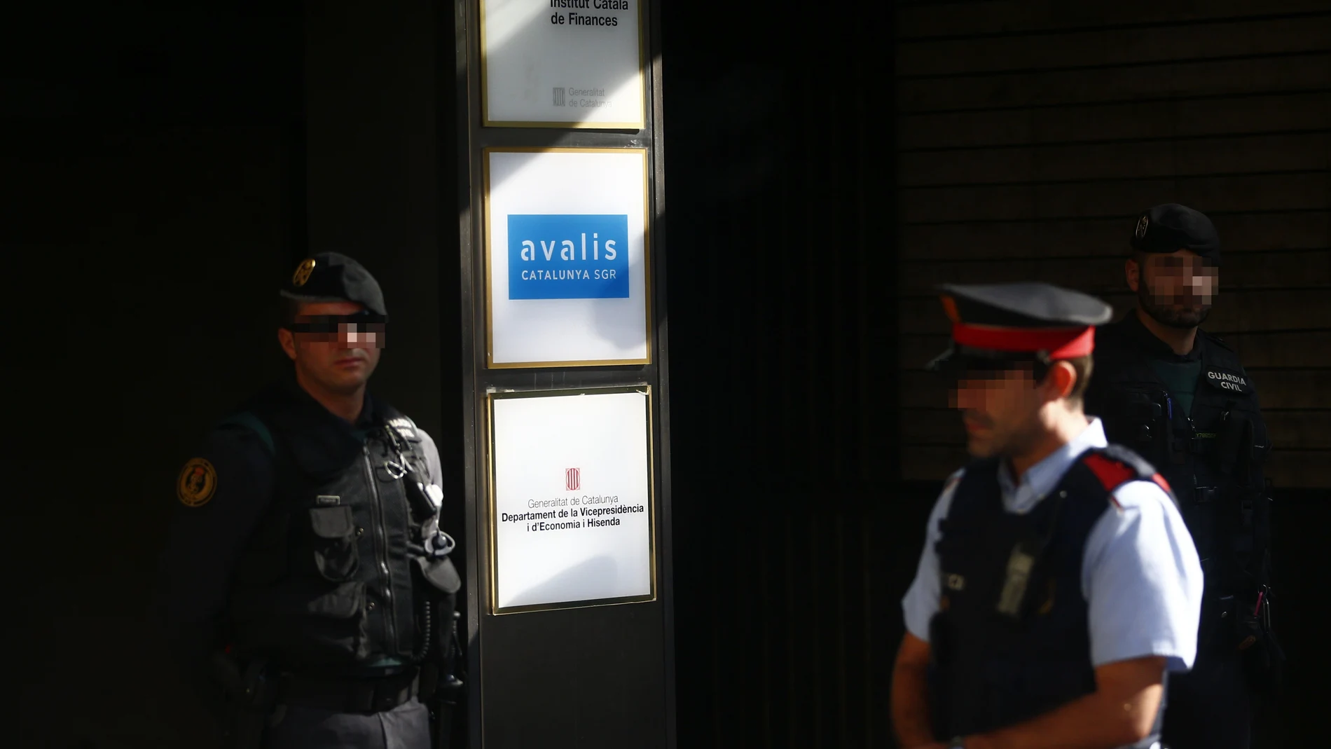 Agentes de la Guardia Civil y de los Mossos d'Esquadra en la puerta del Instituto Catalán de Finanzas