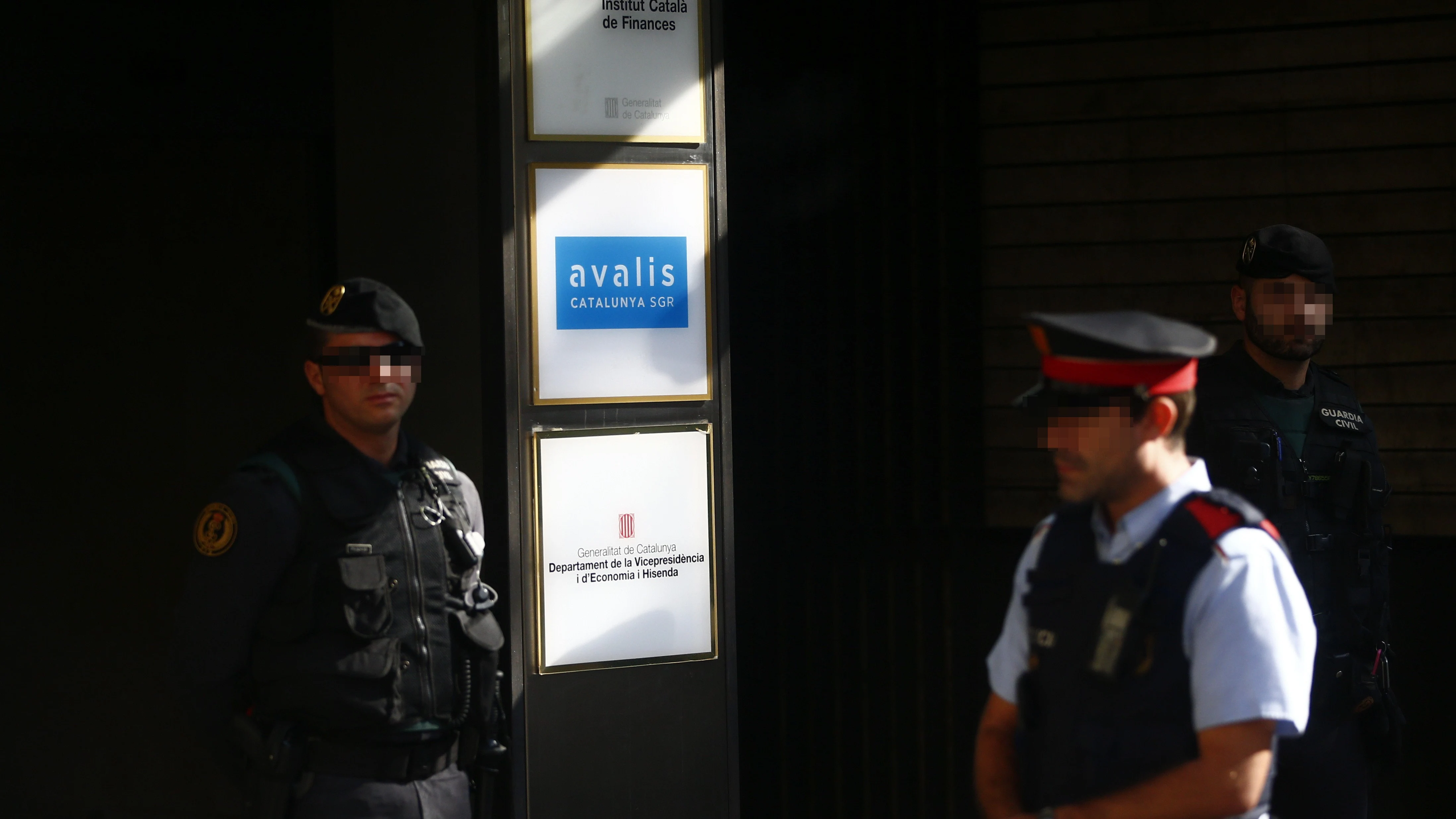 Agentes de la Guardia Civil y de los Mossos d'Esquadra en la puerta del Instituto Catalán de Finanzas