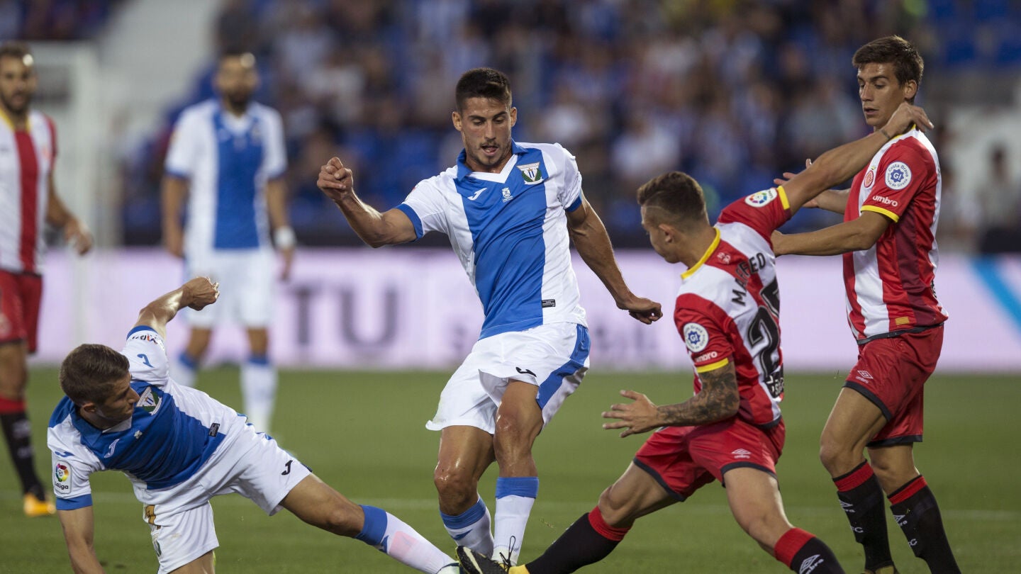 Szymanowski y Pires disputan el bal&oacute;n durante el Legan&eacute;s - Girona
