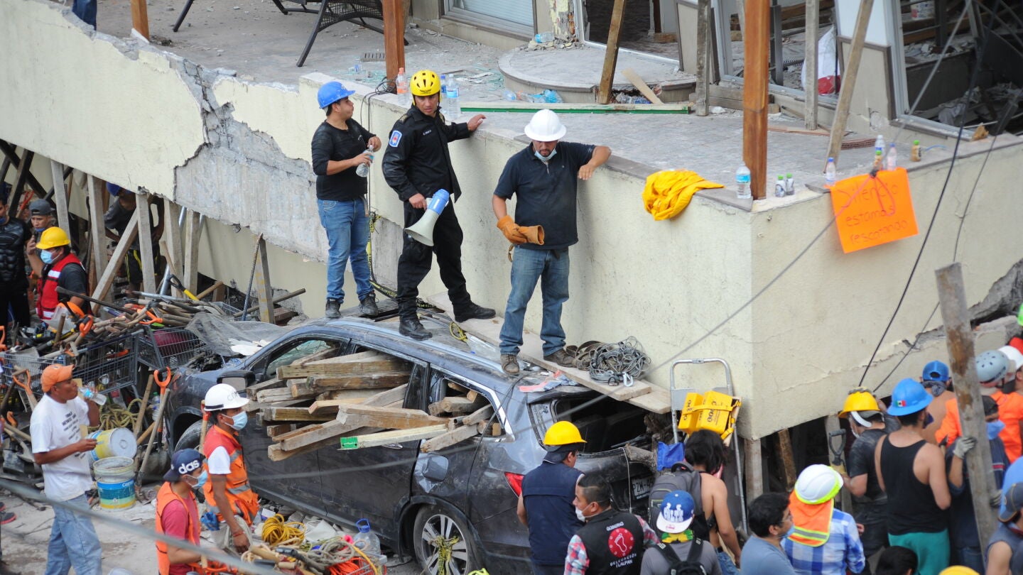 Voluntarios trabajan en las tareas de rescate tras el terremoto de M&eacute;xico