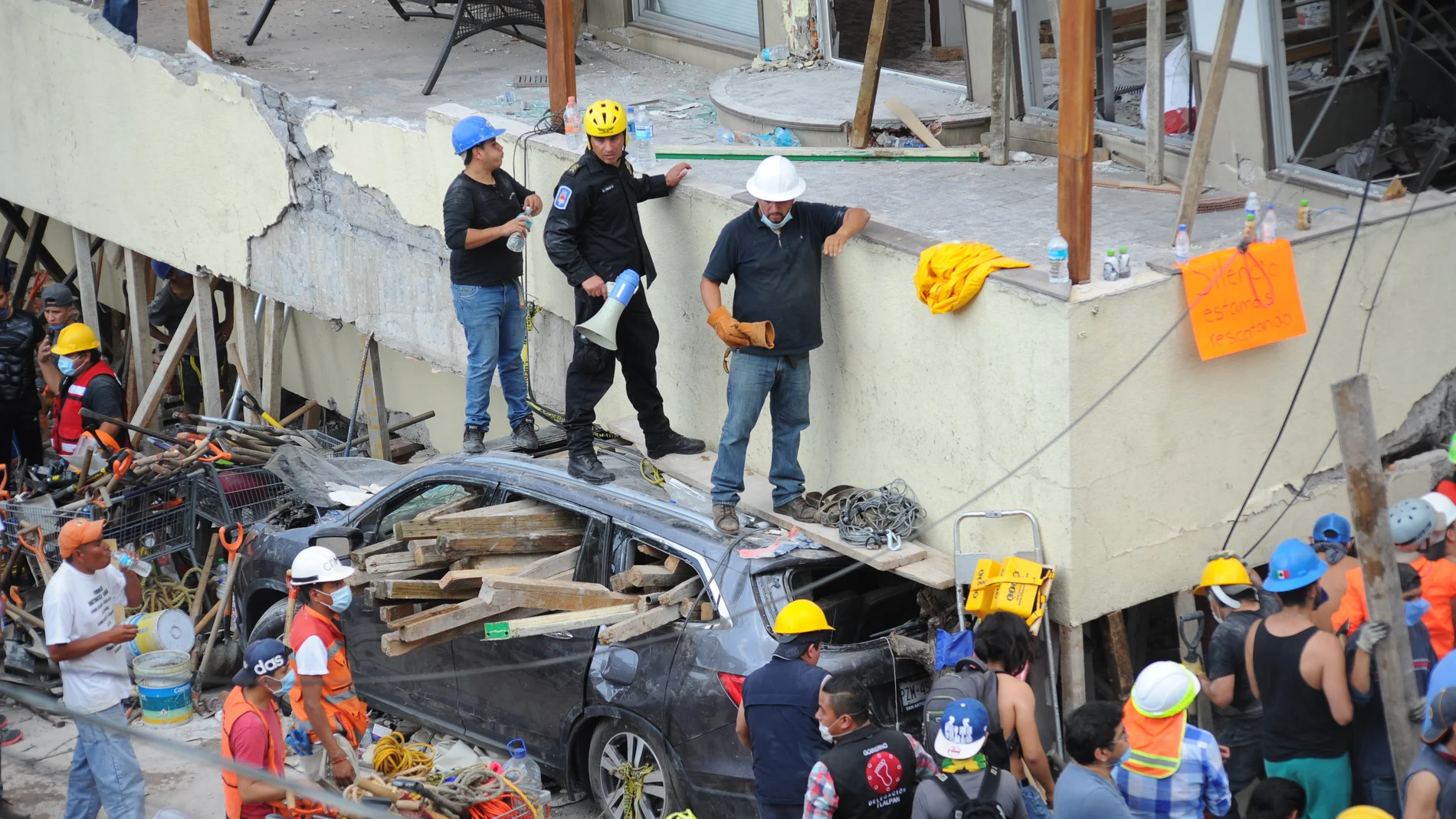 Voluntarios trabajan en las tareas de rescate tras el terremoto de México