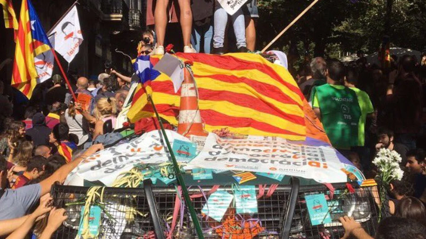 Colocan pegatinas con lemas a favor del referéndum en un vehículo de Guardia Civil Colocan pegatinas con lemas a favor del referéndum en un vehículo de Guardia Civil