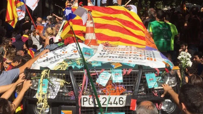 Colocan pegatinas con lemas a favor del referéndum en un vehículo de Guardia Civil Colocan pegatinas con lemas a favor del referéndum en un vehículo de Guardia Civil