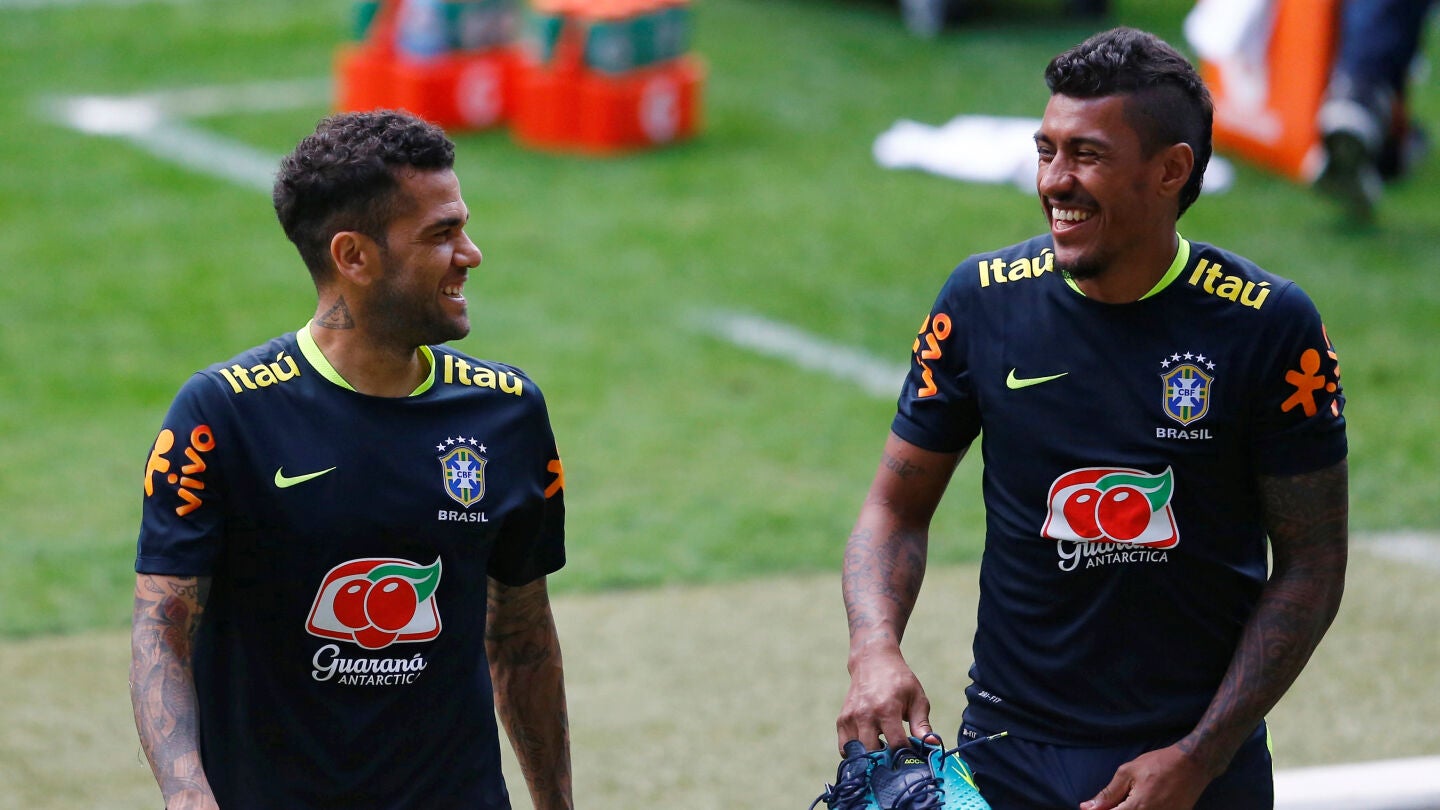 Paulinho junto a Dani Alves con Brasil