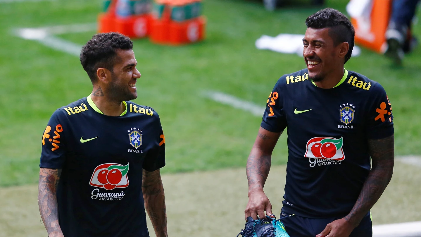Paulinho junto a Dani Alves con Brasil Paulinho junto a Dani Alves con Brasil