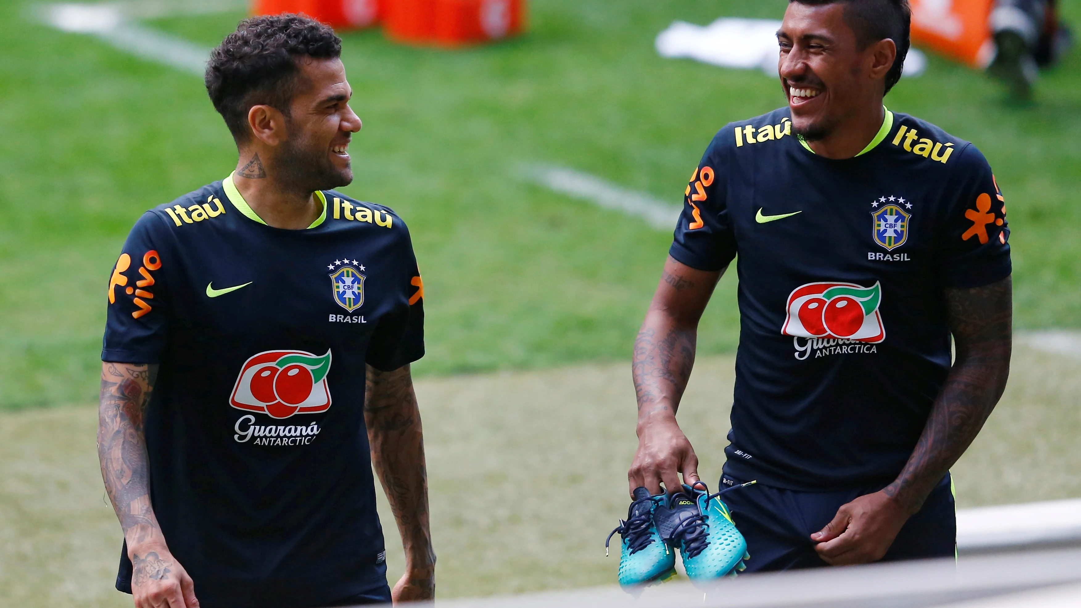 Paulinho junto a Dani Alves con Brasil