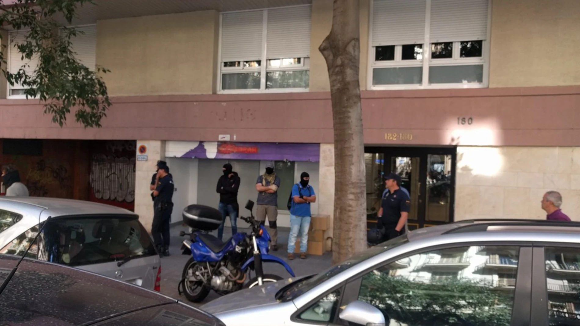 Agentes de la Policía Nacional han acudido a una sede de la CUP en Barcelona