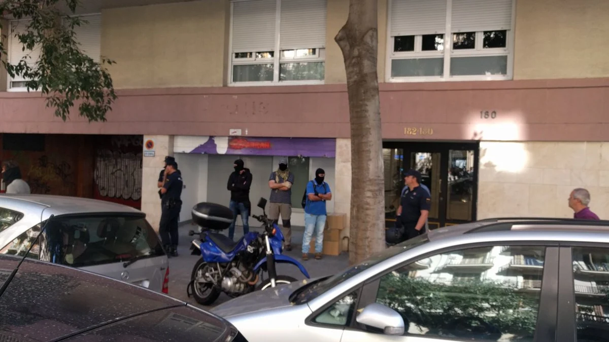 Agentes de la Policía Nacional han acudido a una sede de la CUP en Barcelona Agentes de la Policía Nacional han acudido a una sede de la CUP en Barcelona