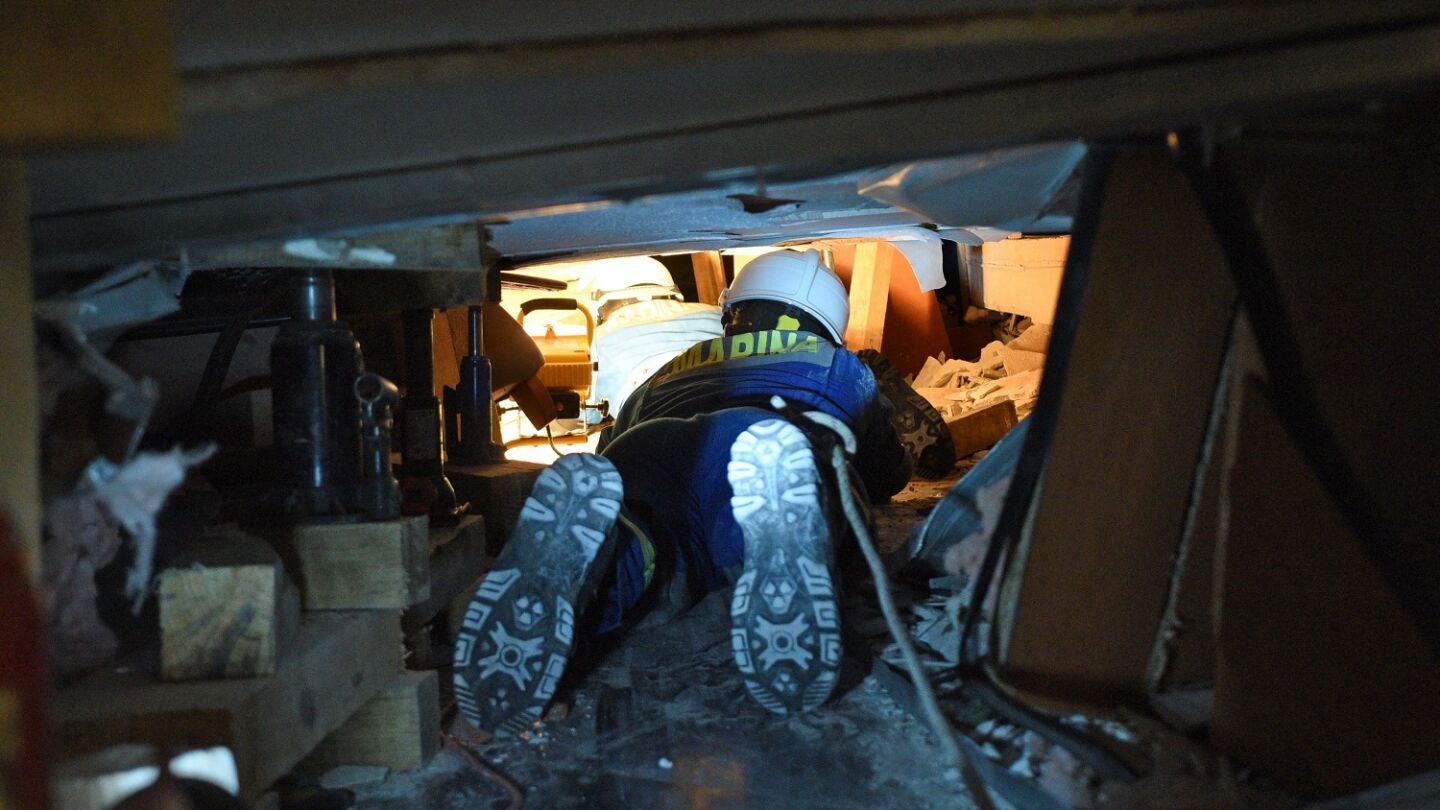 Un miembro de las brigadas de la Secretaria de Marina Armada de M&eacute;xico durante las labores de rescate