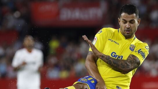 Vitolo pelea por un bal&oacute;n