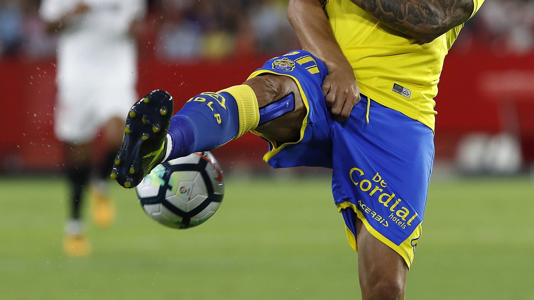 Vitolo pelea por un balón