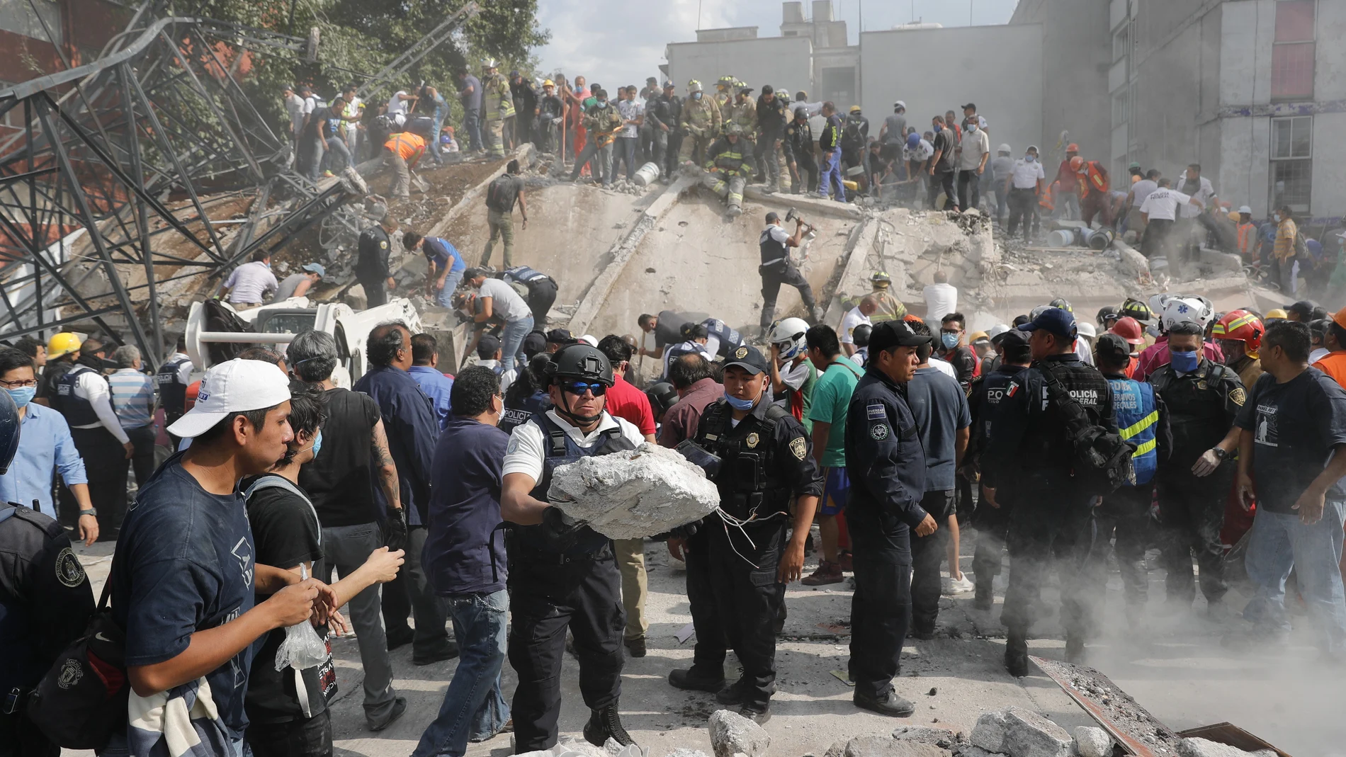 Ciudadanos y efectivos mexicanos colaboran en las tareas de rescate tras el terremoto