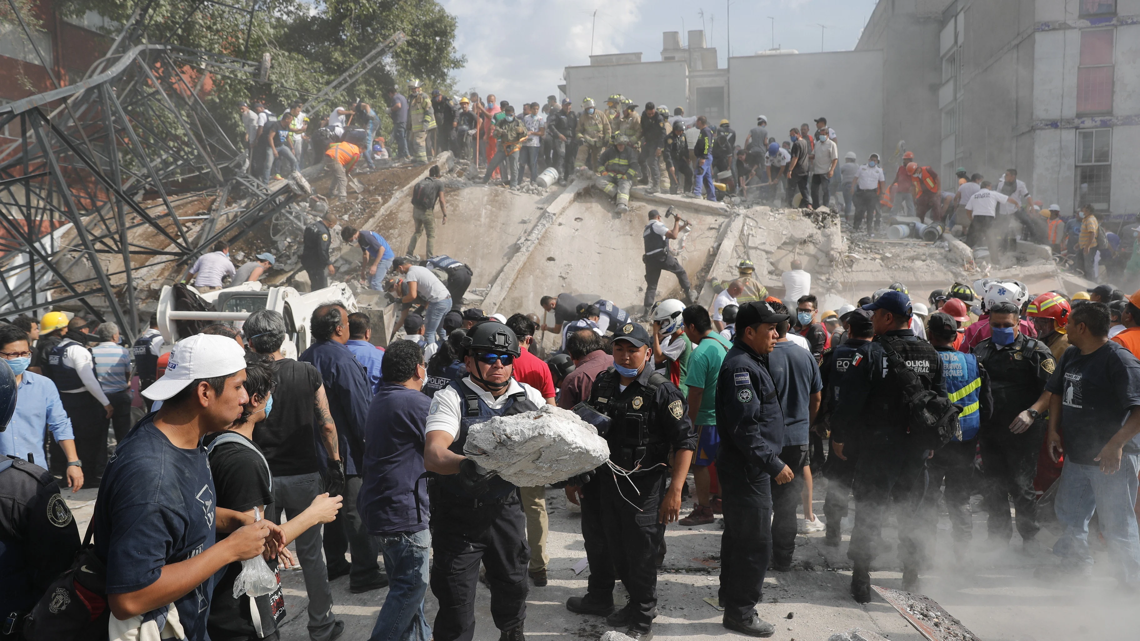 Ciudadanos y efectivos mexicanos colaboran en las tareas de rescate tras el terremoto