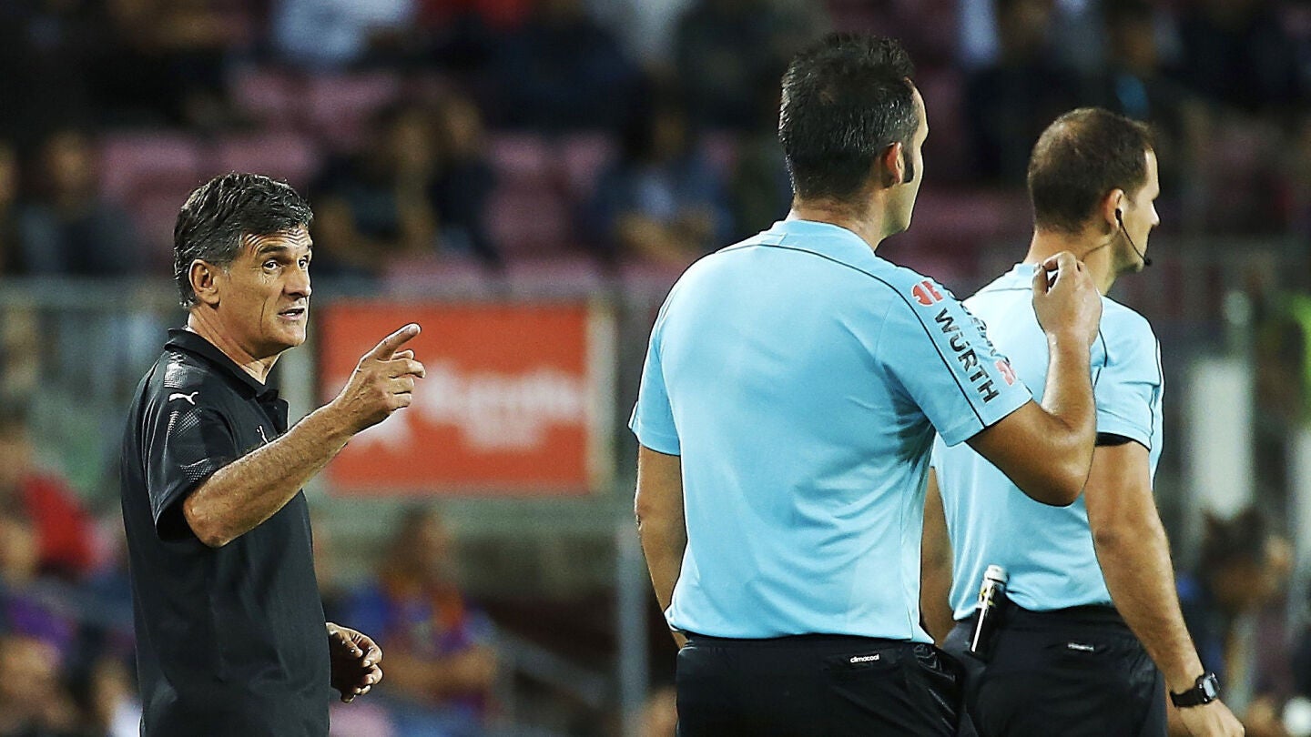 Mendilibar dialoga con el equipo arbitral durante el Bar&ccedil;a - Eibar