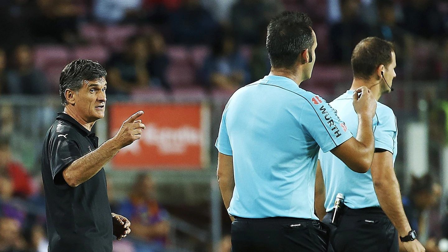Mendilibar dialoga con el equipo arbitral durante el Barça - Eibar Mendilibar dialoga con el equipo arbitral durante el Barça - Eibar