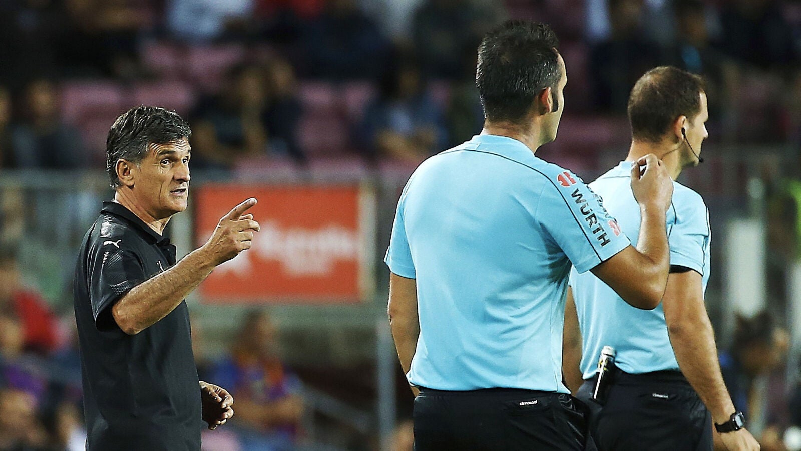 Mendilibar dialoga con el equipo arbitral durante el Bar&ccedil;a - Eibar