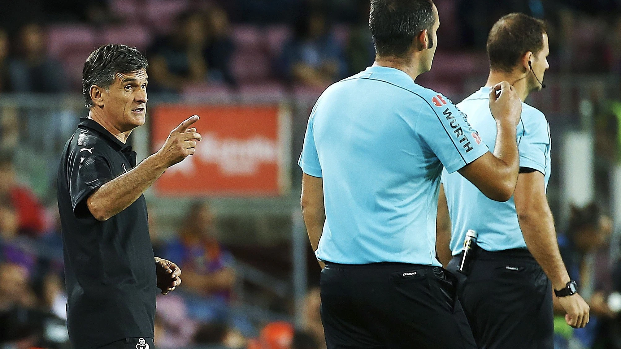 Mendilibar dialoga con el equipo arbitral durante el Barça - Eibar Mendilibar dialoga con el equipo arbitral durante el Barça - Eibar