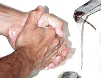 Lavarse las manos con frecuencia es un síntoma habitual en los pacientes de TOC. OCD handwash - Lars Klintwall Malmqvist Lavarse las manos con frecuencia es un síntoma habitual en los pacientes de TOC. OCD handwash - Lars Klintwall Malmqvist