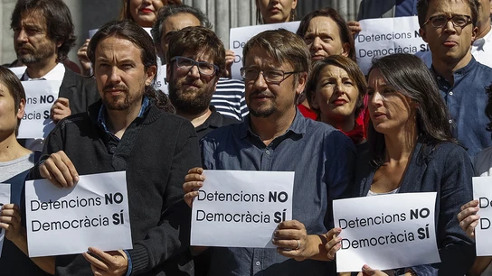 Pablo Iglesias en la puerta del Congreso para rechazar las detenciones de los altos cargos de la Generalitat Pablo Iglesias en la puerta del Congreso para rechazar las detenciones de los altos cargos de la Generalitat