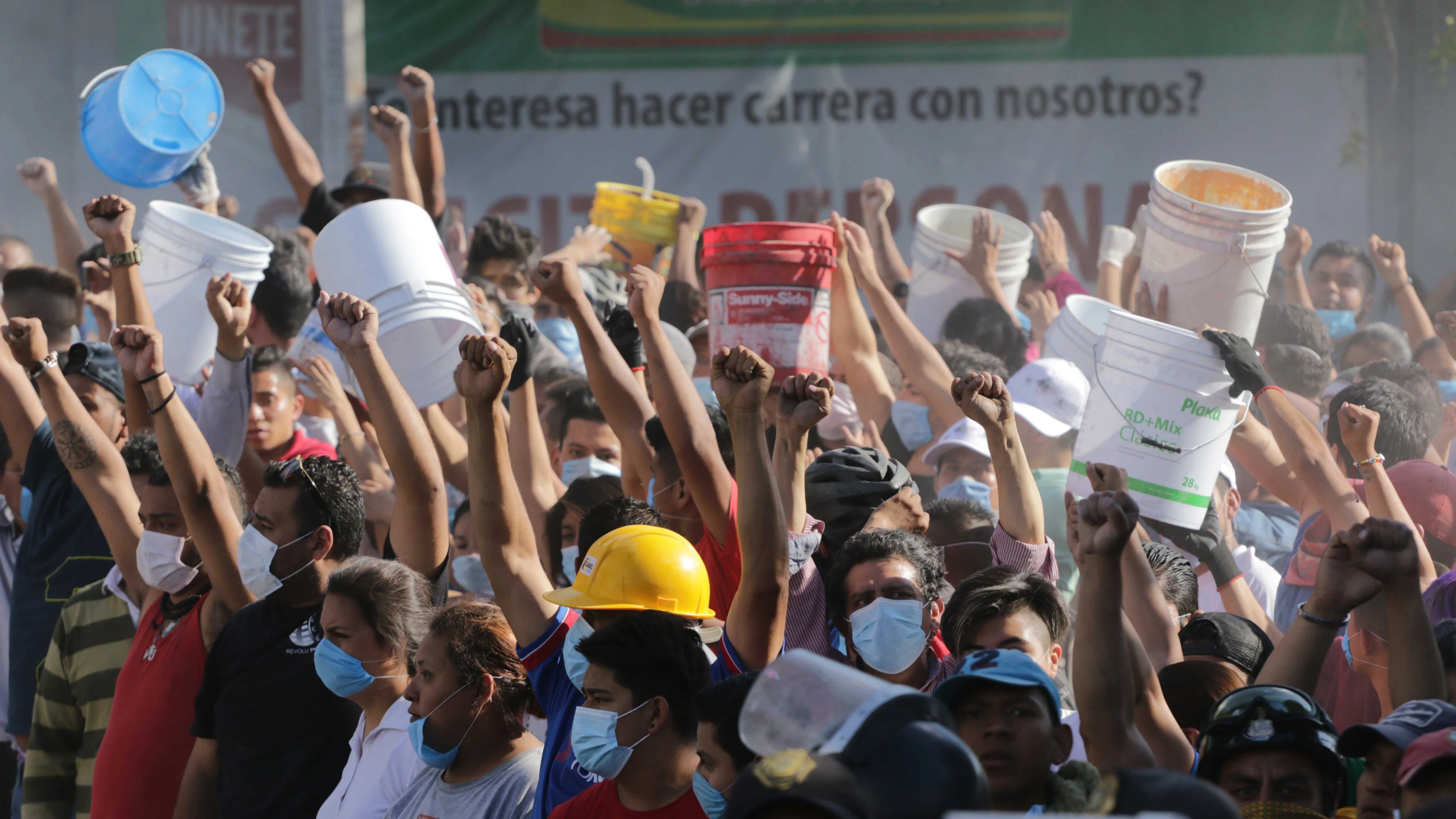 Ciudadanos mexicanos se vuelcan en el rescate de las personas afectadas por el terremoto