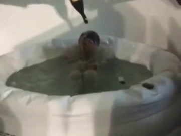 Así fue la celebración de Carlos Sainz en Singapur: champán en bañera helada Así fue la celebración de Carlos Sainz en Singapur: champán en bañera helada