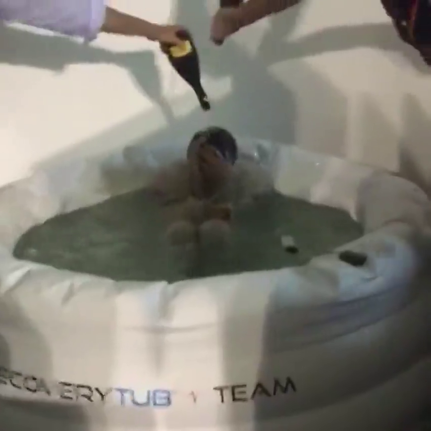 Así fue la celebración de Carlos Sainz en Singapur: champán en bañera helada