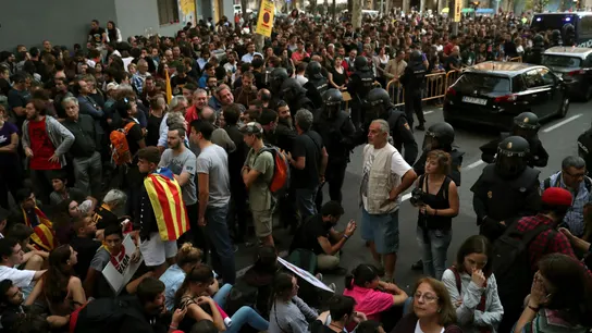 Sede de la CUP llena de manifestantes y simpatizantes del referéndum Sede de la CUP llena de manifestantes y simpatizantes del referéndum