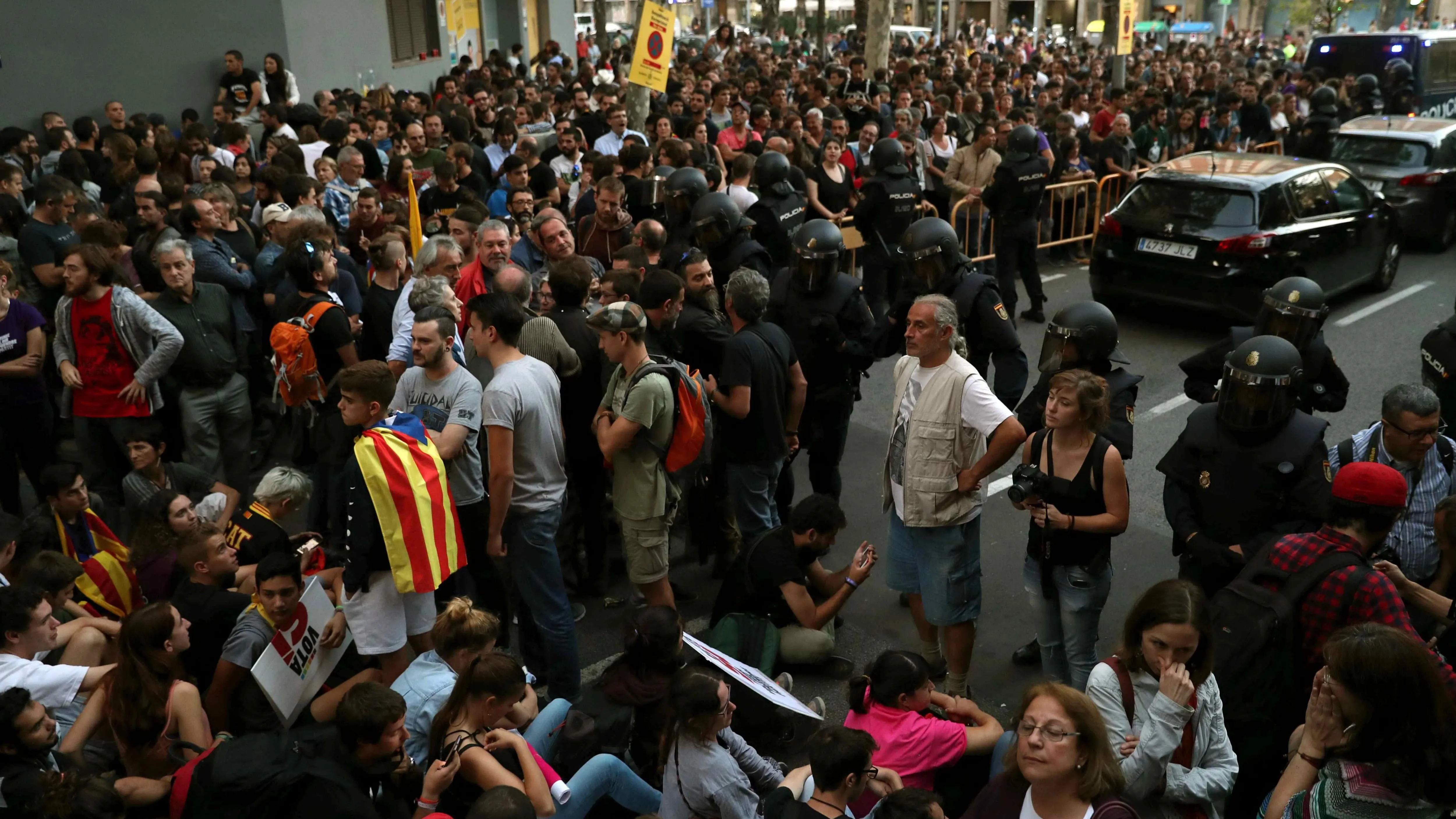 Sede de la CUP llena de manifestantes y simpatizantes del referéndum