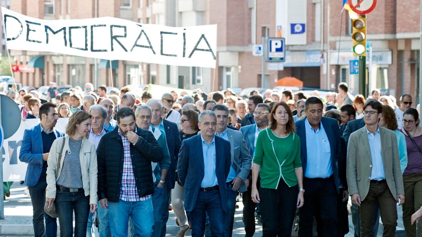 Un grupo de personas acompa&ntilde;an a los alcaldes de Girona y Palafrugell a declarar