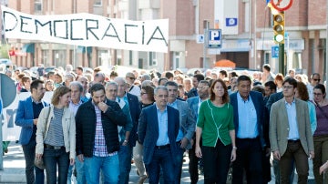 Un grupo de personas acompañan a los alcaldes de Girona y Palafrugell a declarar