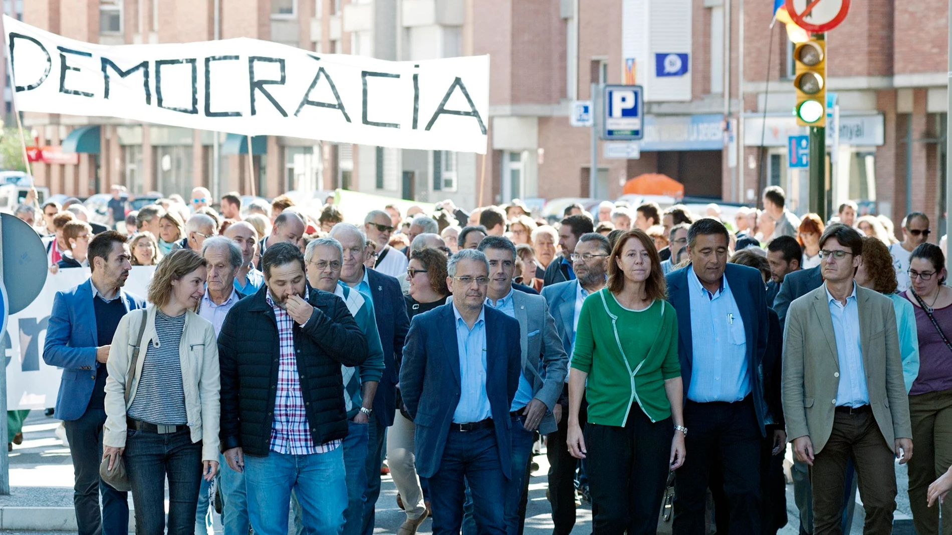 Un grupo de personas acompañan a los alcaldes de Girona y Palafrugell a declarar